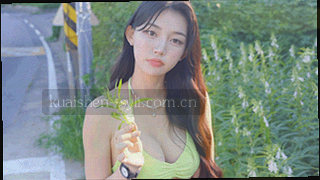 科技访谈封面：蓝色数据块与斜向连接线